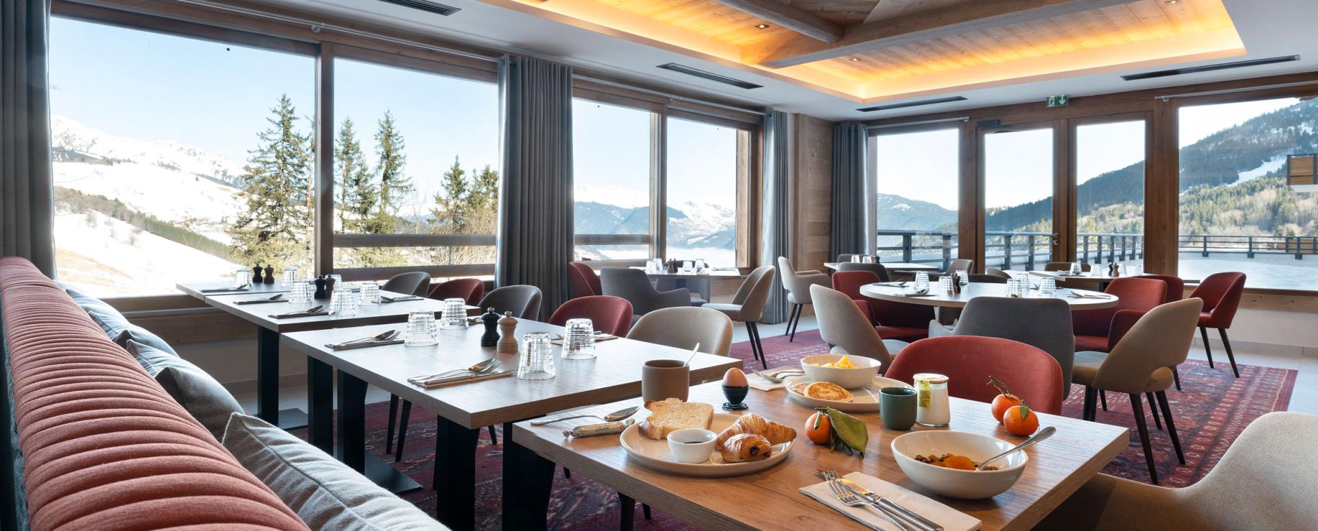 Akoya - Valmorel - Salle petit-déjeuner avec vue sur les montagnes