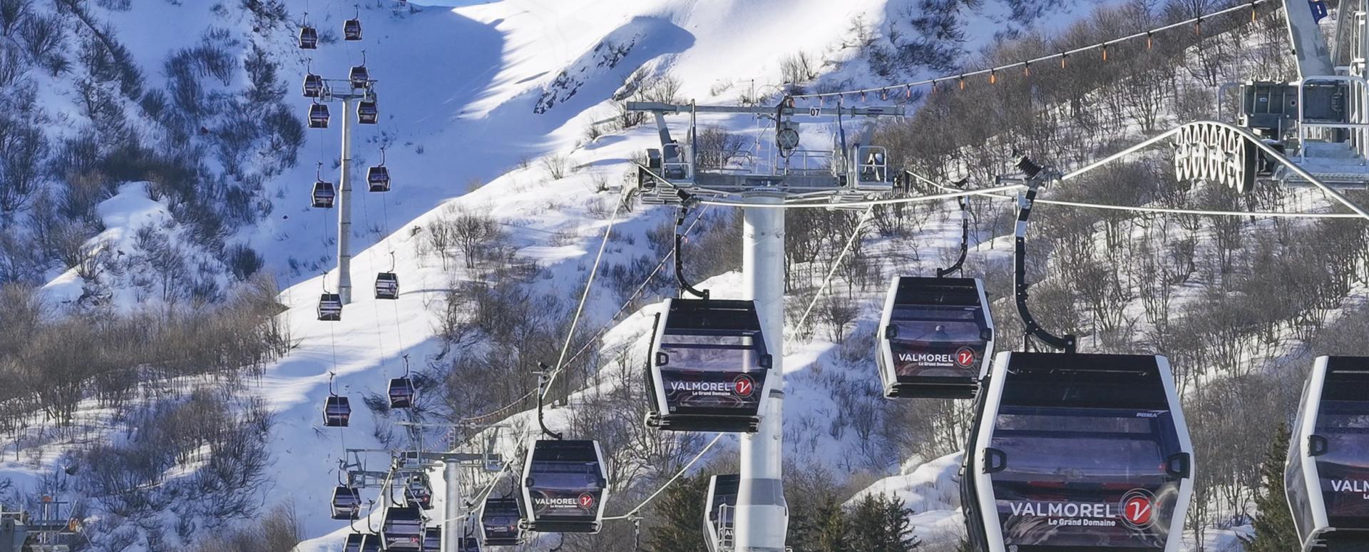 Télécabine en hiver à Valmorel