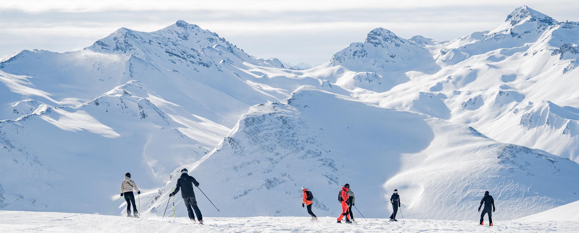 Séjour de ski dans les Alpes en hiver, un groupe de vacanciers profite des pistes enneigées