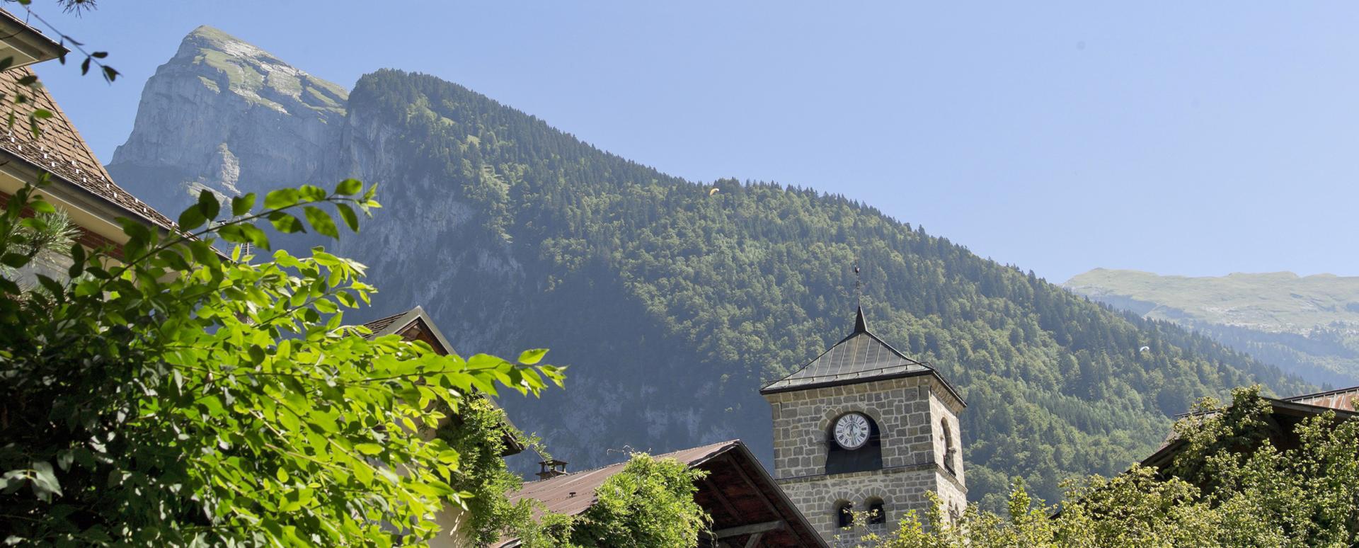 L'église Notre-Dame-de-l'Assomption, à Samoëns, en été