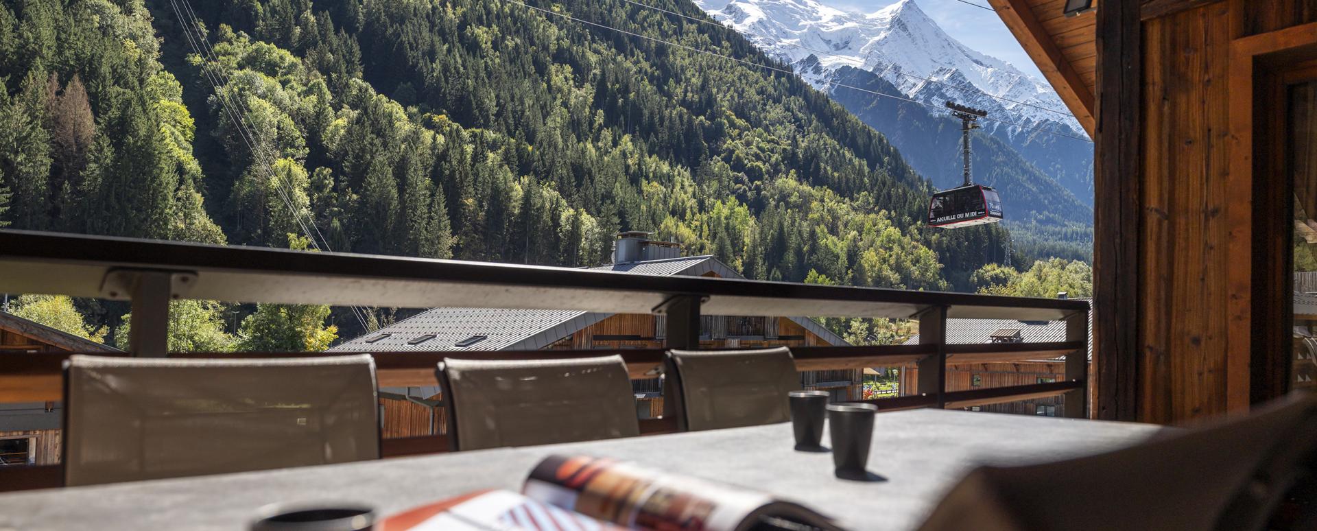 Balcon en été avec vue sur les montagnes depuis un appartement du Cristal de Jade à Chamonix